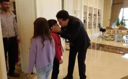 Esenyurt Belediye Başkanı, Köpeği Yağmurdan Koruyan Çocuğu Ağırladı